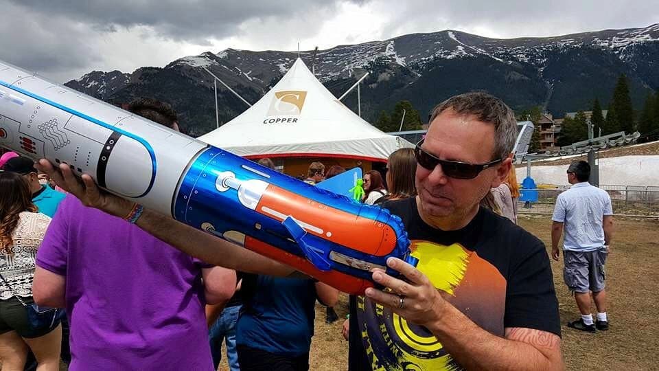 Greenie attempting to help an alien launch back to space - Image 1