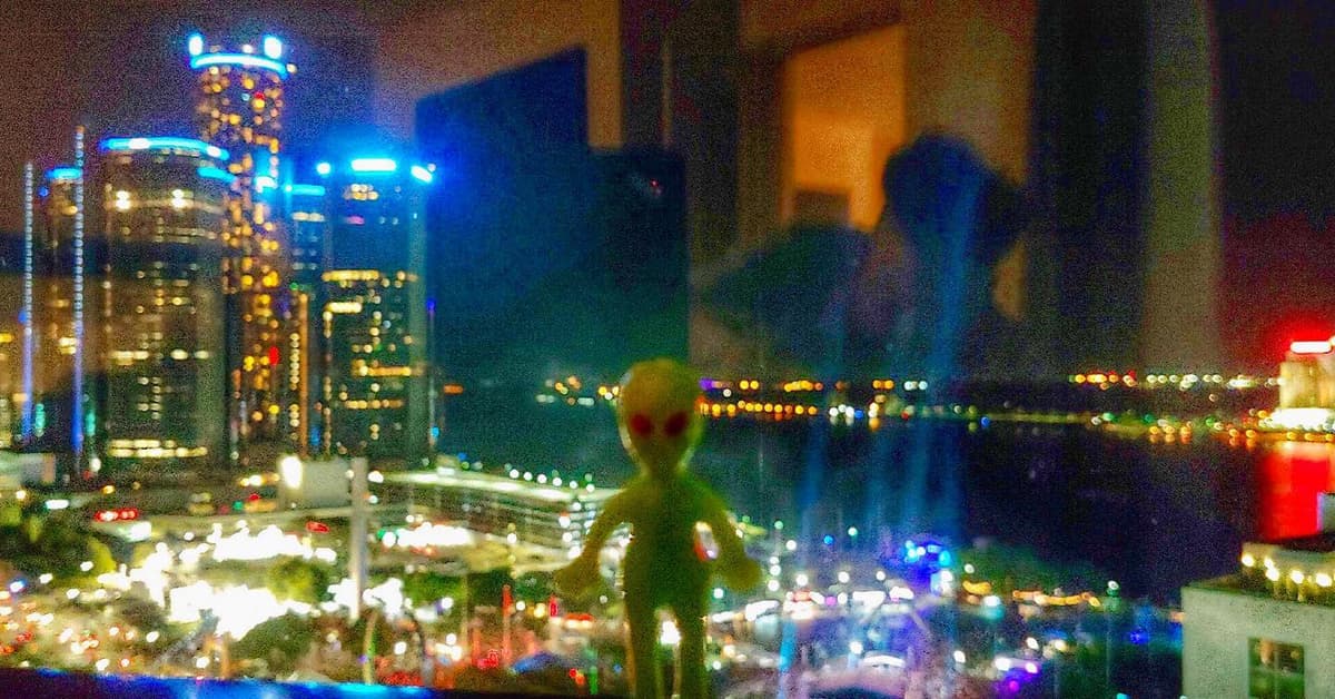 Crowne Plaza Alien - Image 1