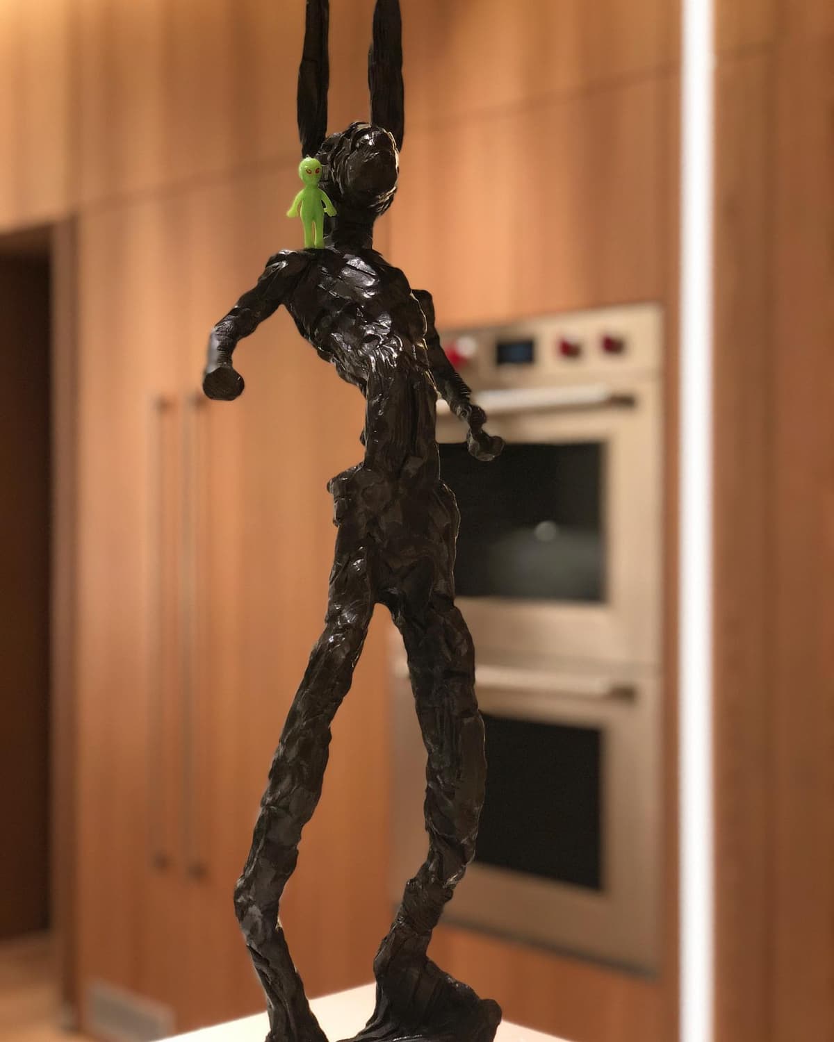 Barry Flanagan alien - Image 1