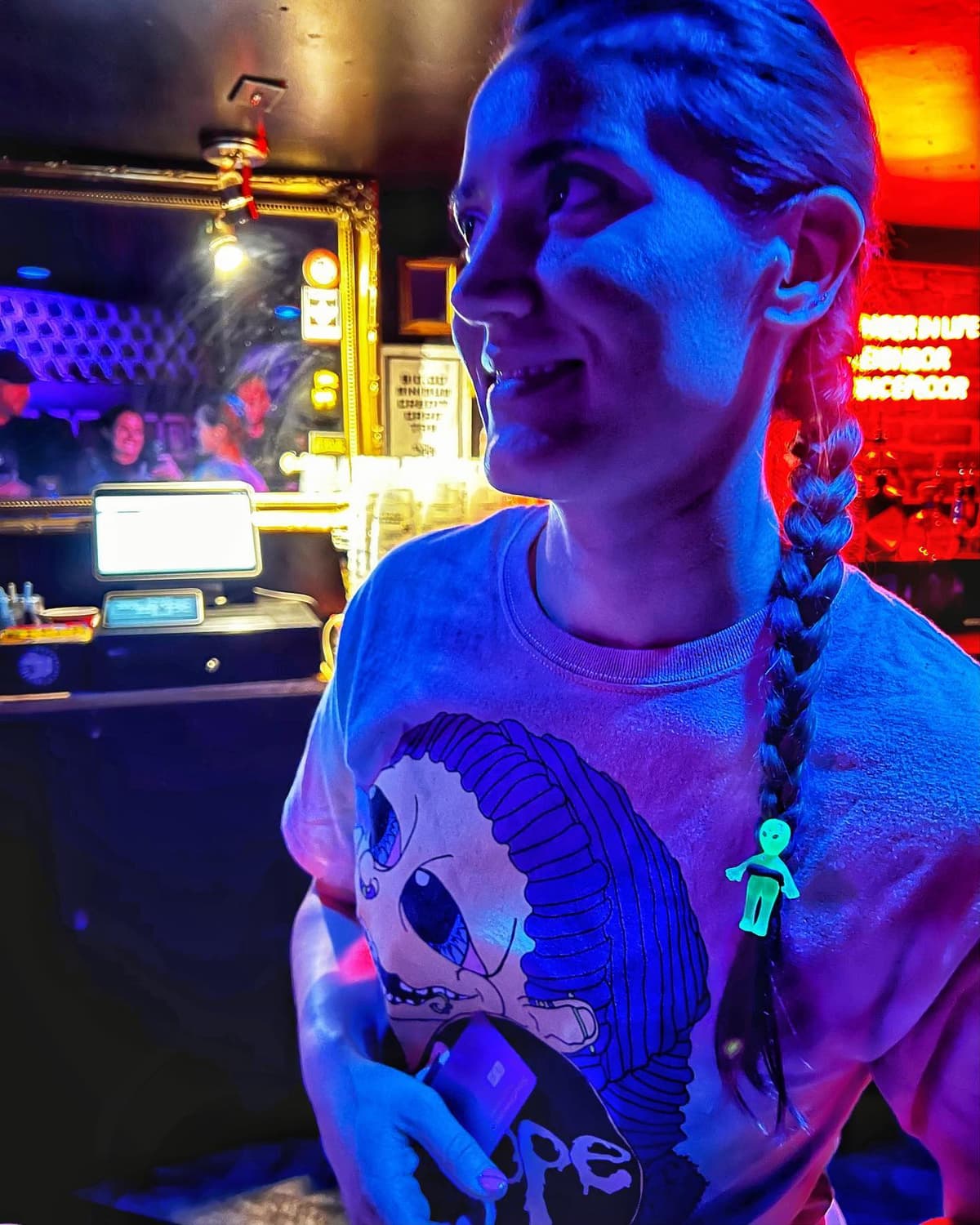 Yellow alien that glows more than all the rest - Image 1