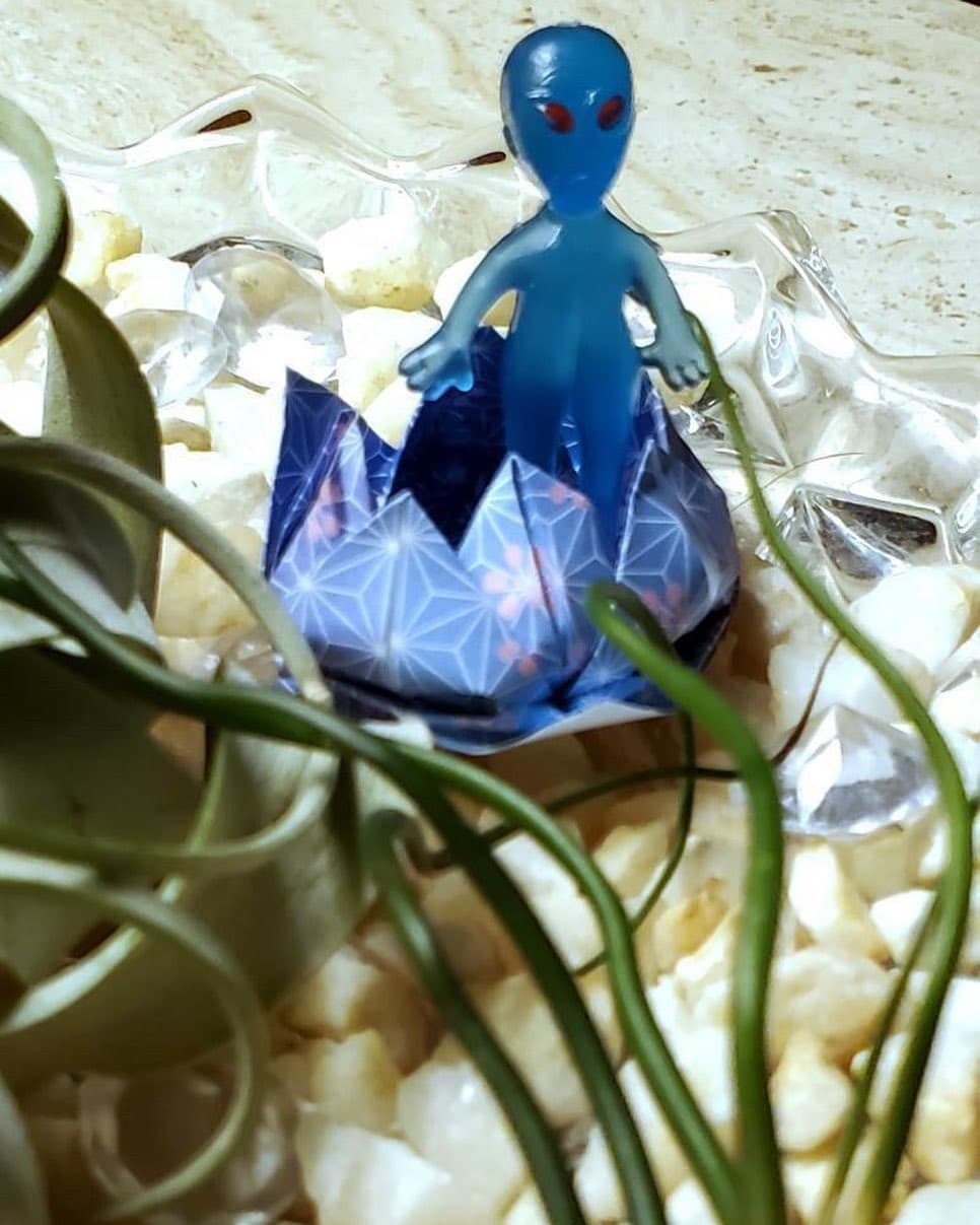 Blue flowers alien - Image 1